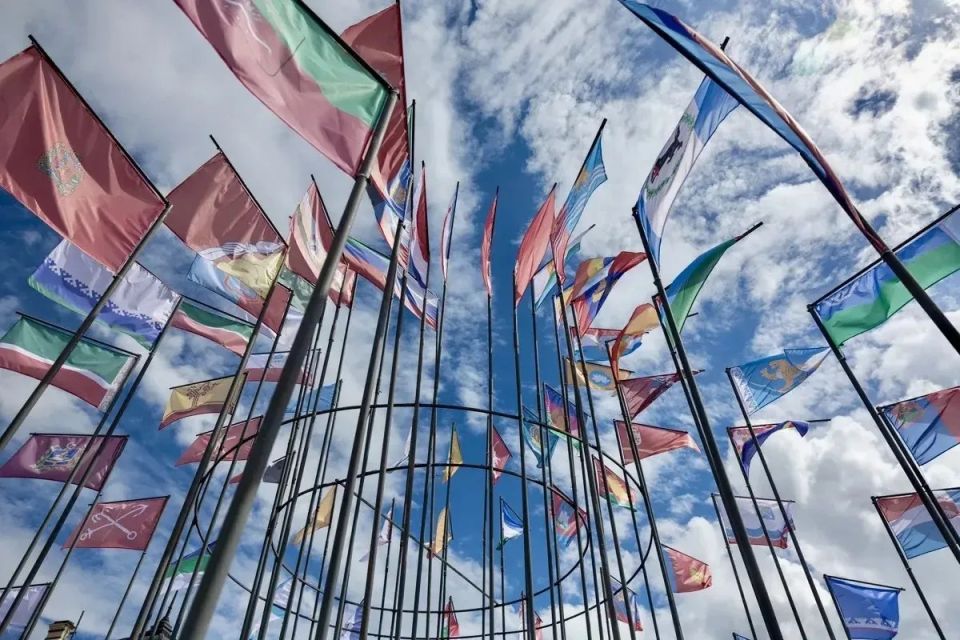 "Россия начинается здесь" — новая инсталляция украшает Октябрьскую площадь в Пскове "Россия начинается здесь" — новая инсталляция украшает Октябрьскую площадь в Пскове