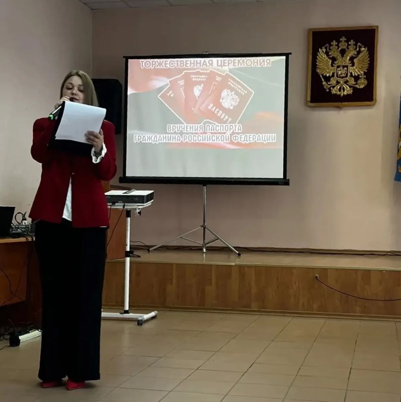 Прокуратура Великолукского района вручила юным жителям паспорта Прокуратура Великолукского района вручила юным жителям паспорта