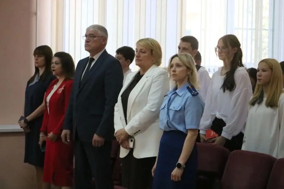 Прокуратура Великолукского района вручила юным жителям паспорта Прокуратура Великолукского района вручила юным жителям паспорта