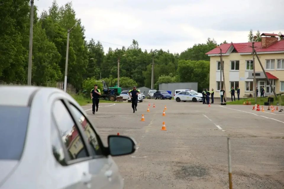 В Пскове состоялись соревнования по автомобильному многоборью среди полицейских В Пскове состоялись соревнования по автомобильному многоборью среди полицейских