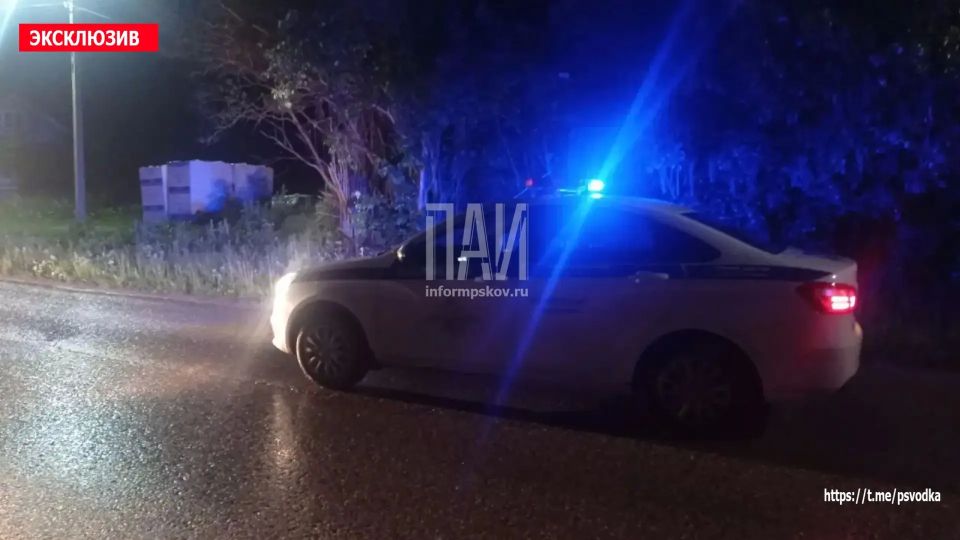 В Красногородске, на Велейской улице у дома 9, автомобиль ВАЗ-2107 съехал с дороги и въехал в дом В Красногородске, на Велейской улице у дома 9, автомобиль ВАЗ-2107 съехал с дороги и въехал в дом