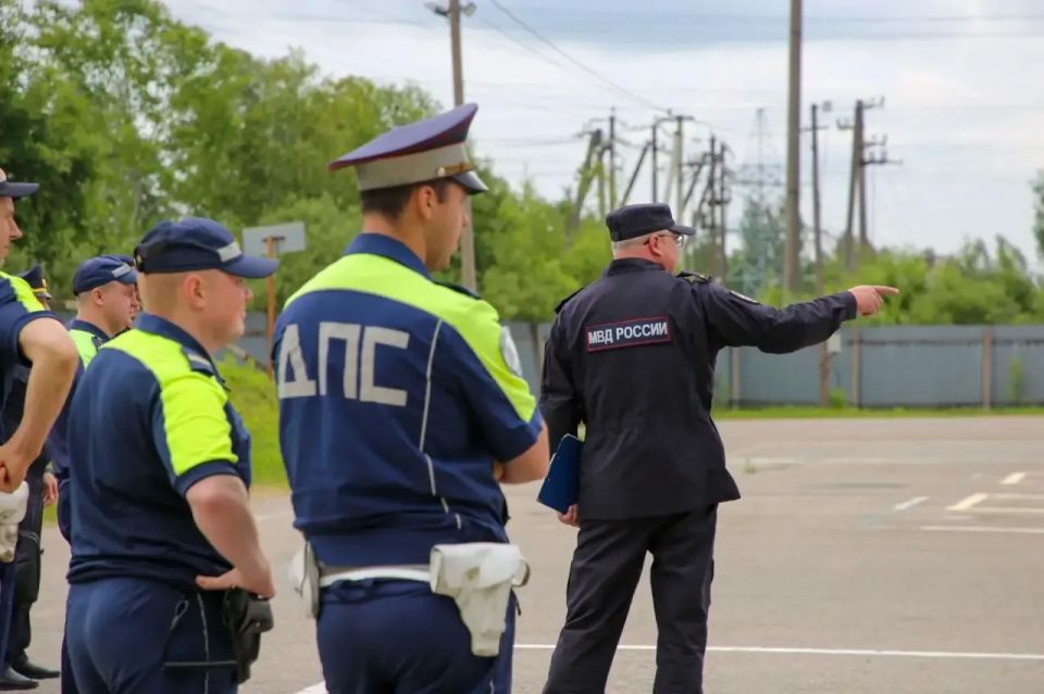 В Пскове состоялись соревнования по автомобильному многоборью среди полицейских В Пскове состоялись соревнования по автомобильному многоборью среди полицейских