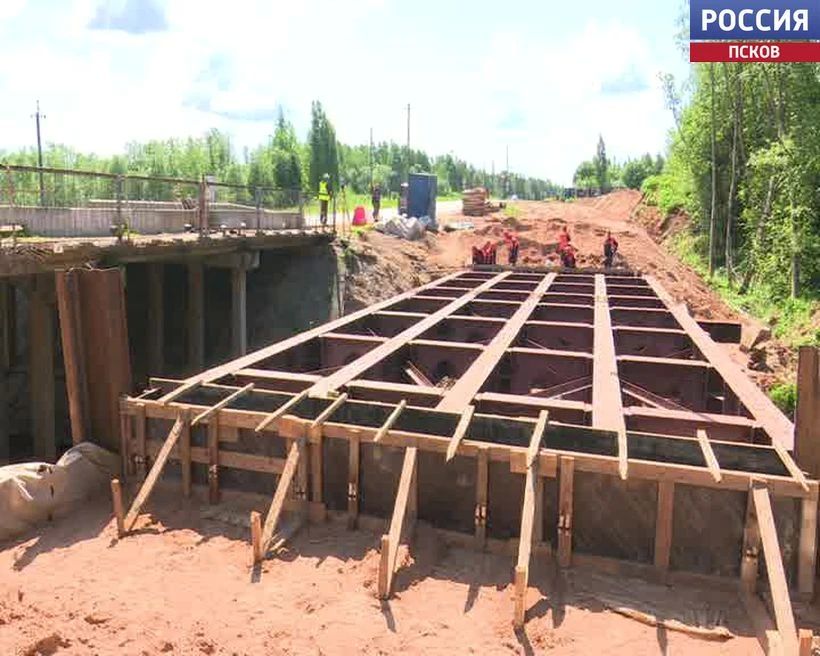 Временный мост через реку Гдовка откроют в конце июня Временный мост через реку Гдовка откроют в конце июня