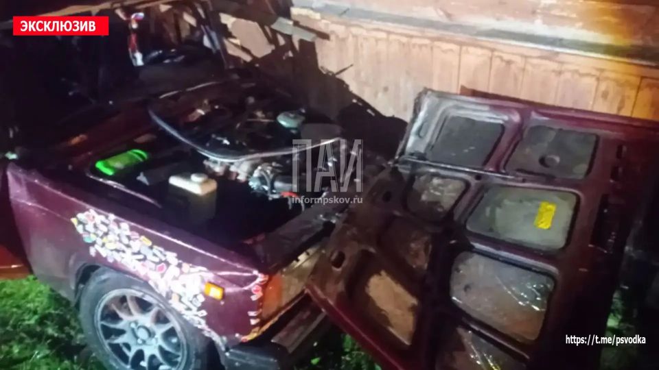 В Красногородске, на Велейской улице у дома 9, автомобиль ВАЗ-2107 съехал с дороги и въехал в дом В Красногородске, на Велейской улице у дома 9, автомобиль ВАЗ-2107 съехал с дороги и въехал в дом