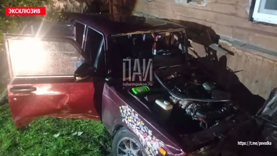 В Красногородске, на Велейской улице у дома 9, автомобиль ВАЗ-2107 съехал с дороги и въехал в дом В Красногородске, на Велейской улице у дома 9, автомобиль ВАЗ-2107 съехал с дороги и въехал в дом