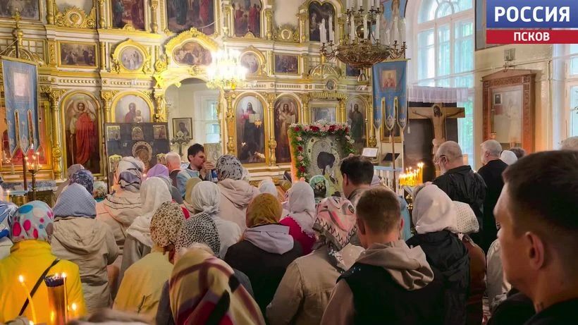 В Пскове прошел крестный ход в честь "Любятовской" иконы Божией Матери В Пскове прошел крестный ход в честь "Любятовской" иконы Божией Матери