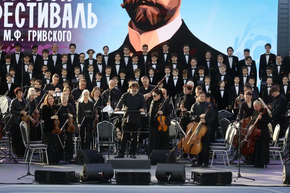 Как всегда ярко и динамично в Пскове завершился масштабный Всероссийский хоровой фестиваль имени М.Ф. Гривского. Он был посвящен Году единства народов России Как всегда ярко и динамично в Пскове завершился масштабный Всероссийский хоровой фестиваль имени М.Ф. Гривского. Он был посвящен Году единства народов России