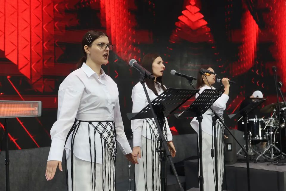 Как всегда ярко и динамично в Пскове завершился масштабный Всероссийский хоровой фестиваль имени М.Ф. Гривского. Он был посвящен Году единства народов России Как всегда ярко и динамично в Пскове завершился масштабный Всероссийский хоровой фестиваль имени М.Ф. Гривского. Он был посвящен Году единства народов России