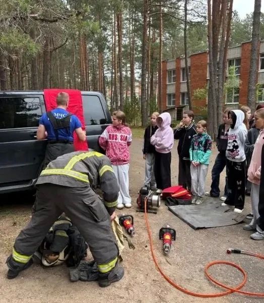 В Псковской области полицейские и общественники приняли участие в мероприятиях, посвящённых Дню безопасности в детском лагере «Стремительный» В Псковской области полицейские и общественники приняли участие в мероприятиях, посвящённых Дню безопасности в детском лагере «Стремительный»