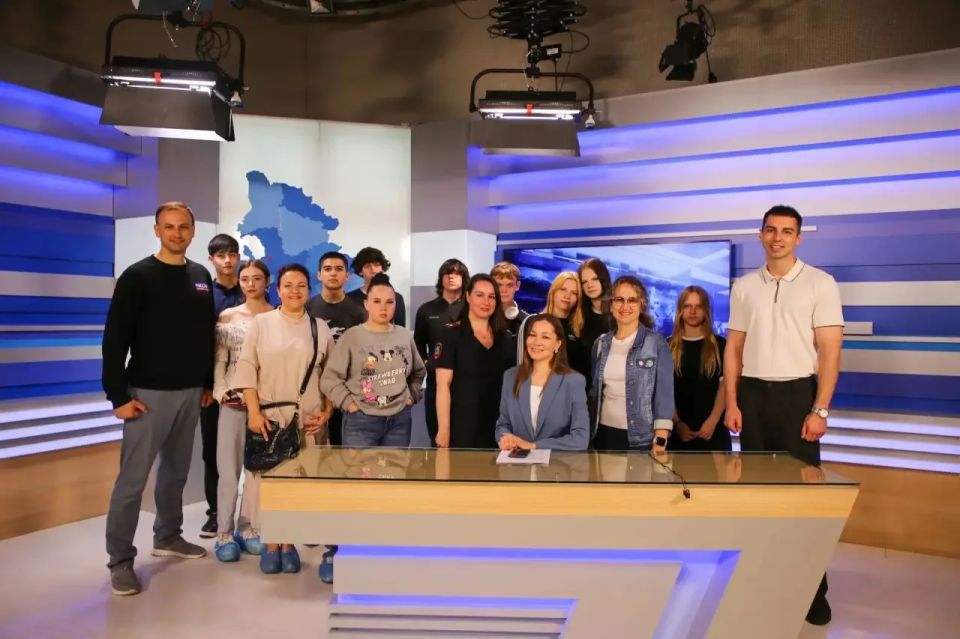 За кулисами новостей: полицейские и общественники познакомили воспитанников лагеря с работой журналистов За кулисами новостей: полицейские и общественники познакомили воспитанников лагеря с работой журналистов