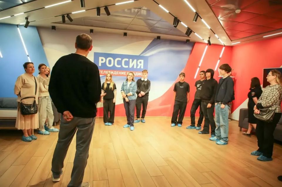 За кулисами новостей: полицейские и общественники познакомили воспитанников лагеря с работой журналистов За кулисами новостей: полицейские и общественники познакомили воспитанников лагеря с работой журналистов