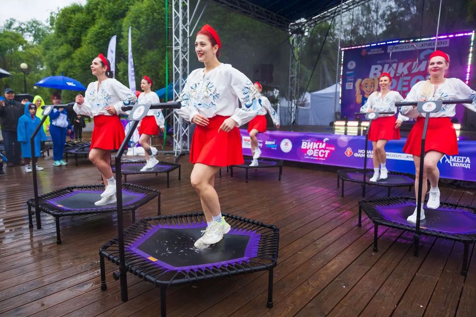 Сотни псковичей стали участниками "Вики Феста" в парке Строителей: акробатика, пилон и джампинг-фитнес Сотни псковичей стали участниками "Вики Феста" в парке Строителей: акробатика, пилон и джампинг-фитнес