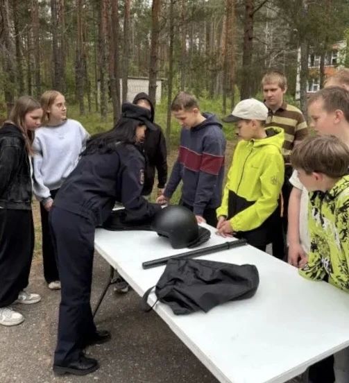 В Псковской области полицейские и общественники приняли участие в мероприятиях, посвящённых Дню безопасности в детском лагере «Стремительный» В Псковской области полицейские и общественники приняли участие в мероприятиях, посвящённых Дню безопасности в детском лагере «Стремительный»