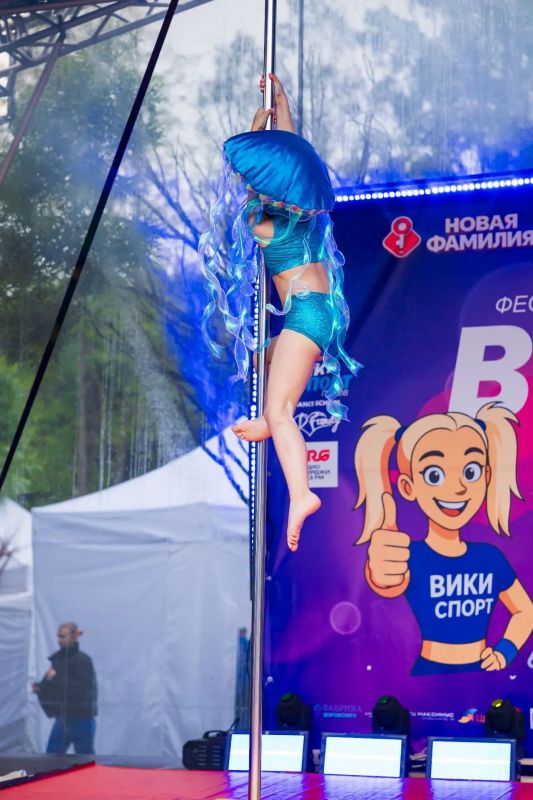 Сотни псковичей стали участниками "Вики Феста" в парке Строителей: акробатика, пилон и джампинг-фитнес Сотни псковичей стали участниками "Вики Феста" в парке Строителей: акробатика, пилон и джампинг-фитнес