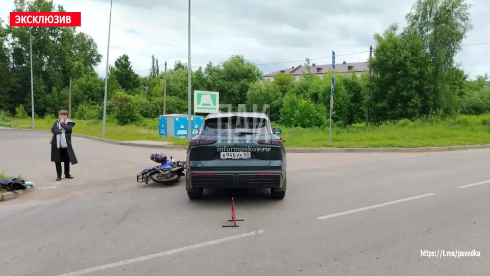 В Великих Луках, на улице Матвея Кузьмина у дома 1, возле заправки «Сургутнефтегаз», произошло боковое столкновение автомобиля и мопеда В Великих Луках, на улице Матвея Кузьмина у дома 1, возле заправки «Сургутнефтегаз», произошло боковое столкновение автомобиля и мопеда