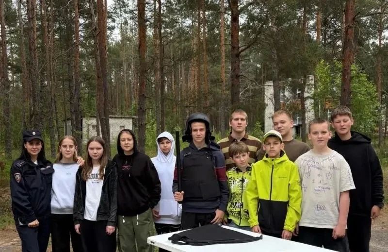 В Псковской области полицейские и общественники приняли участие в мероприятиях, посвящённых Дню безопасности в детском лагере «Стремительный» В Псковской области полицейские и общественники приняли участие в мероприятиях, посвящённых Дню безопасности в детском лагере «Стремительный»