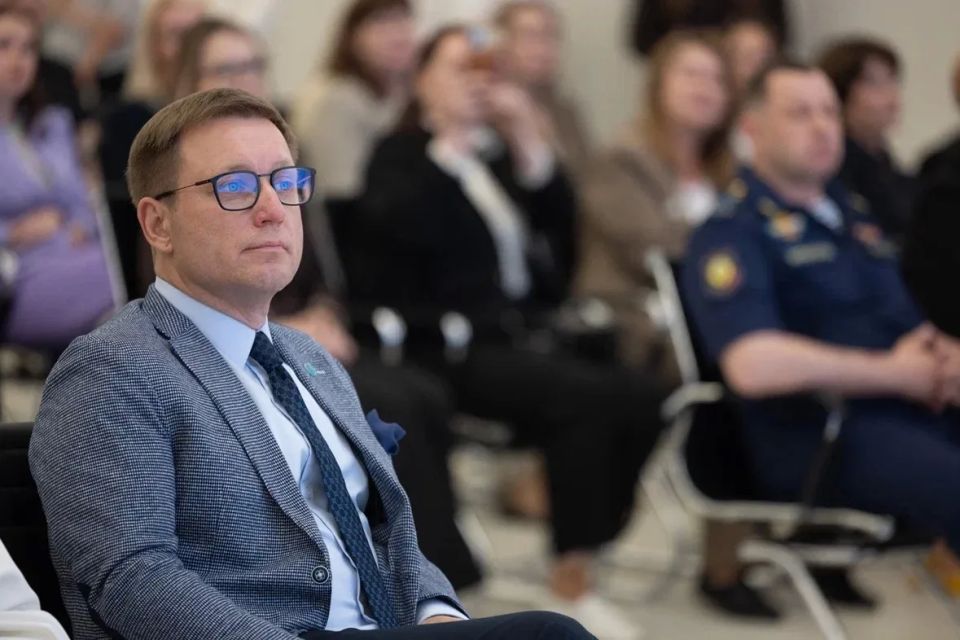 Сегодня в актовом зале Правительства Псковской области состоялась церемония вручения дипломов участникам региональной программы «Герои земли Псковской» Сегодня в актовом зале Правительства Псковской области состоялась церемония вручения дипломов участникам региональной программы «Герои земли Псковской»