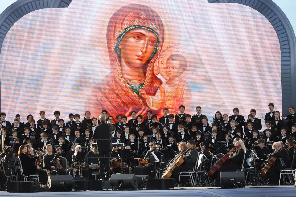 Как всегда ярко и динамично в Пскове завершился масштабный Всероссийский хоровой фестиваль имени М.Ф. Гривского. Он был посвящен Году единства народов России Как всегда ярко и динамично в Пскове завершился масштабный Всероссийский хоровой фестиваль имени М.Ф. Гривского. Он был посвящен Году единства народов России
