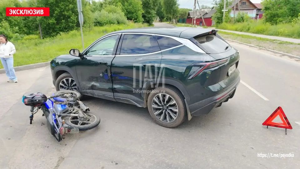 В Великих Луках, на улице Матвея Кузьмина у дома 1, возле заправки «Сургутнефтегаз», произошло боковое столкновение автомобиля и мопеда