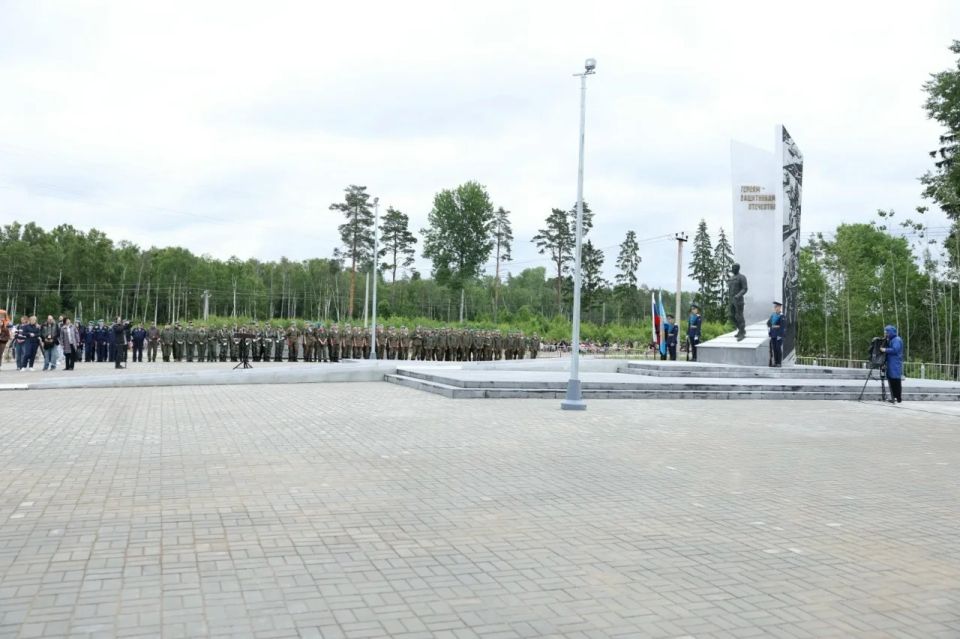 Мемориальный комплекс в честь защитников Отечества открыли в деревне Белый Мох Мемориальный комплекс в честь защитников Отечества открыли в деревне Белый Мох