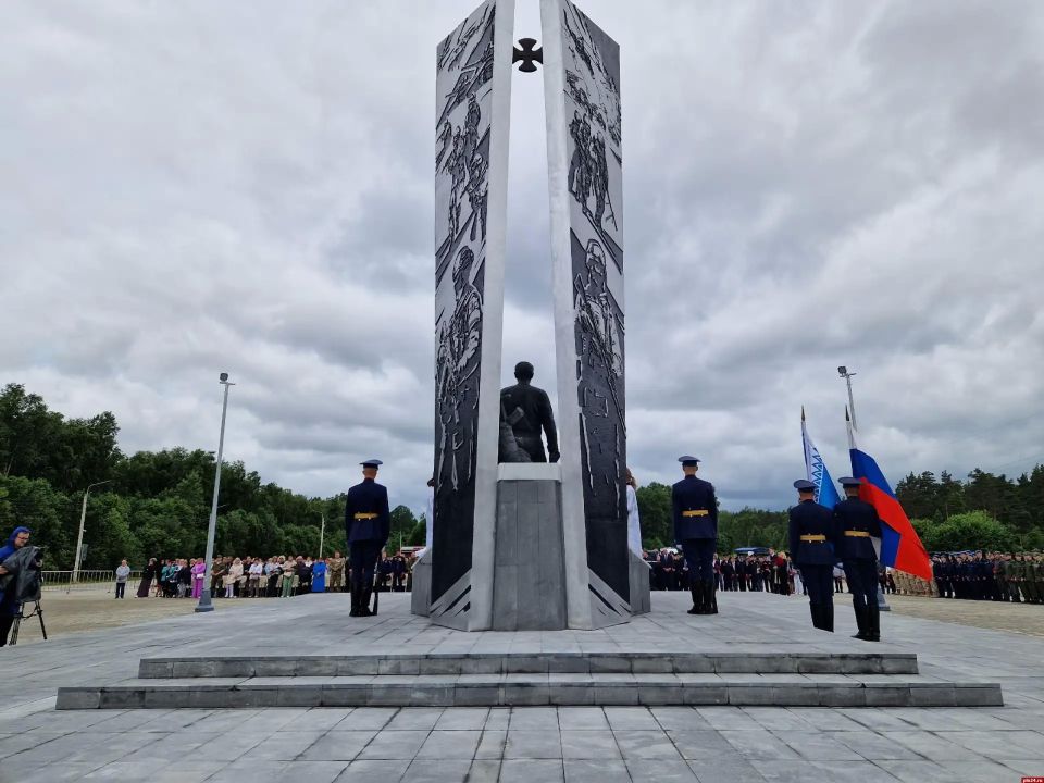 Мемориальный комплекс защитникам Отечества открыли на псковском кладбище «Белый Мох» Мемориальный комплекс защитникам Отечества открыли на псковском кладбище «Белый Мох»