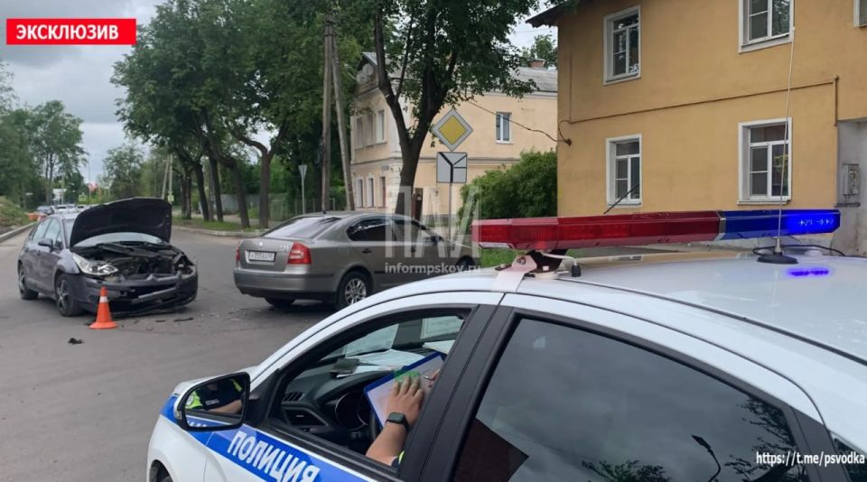 В Пскове на улице Леона Поземского у дома 91 произошло столкновение автомобилей Skoda и Citron В Пскове на улице Леона Поземского у дома 91 произошло столкновение автомобилей Skoda и Citron