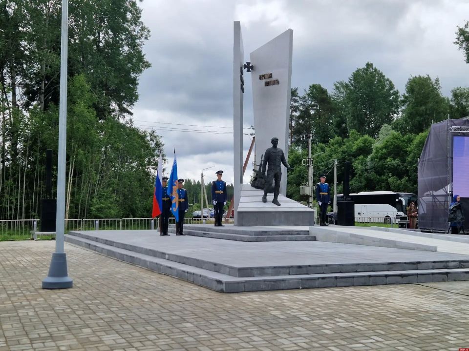 Мемориальный комплекс защитникам Отечества открыли на псковском кладбище «Белый Мох» Мемориальный комплекс защитникам Отечества открыли на псковском кладбище «Белый Мох»