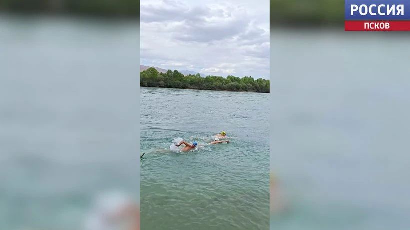 Лидеры федерации зимнего спорта Псковской области совершили экстремальный заплыв по реке Хуанхэ в Китае