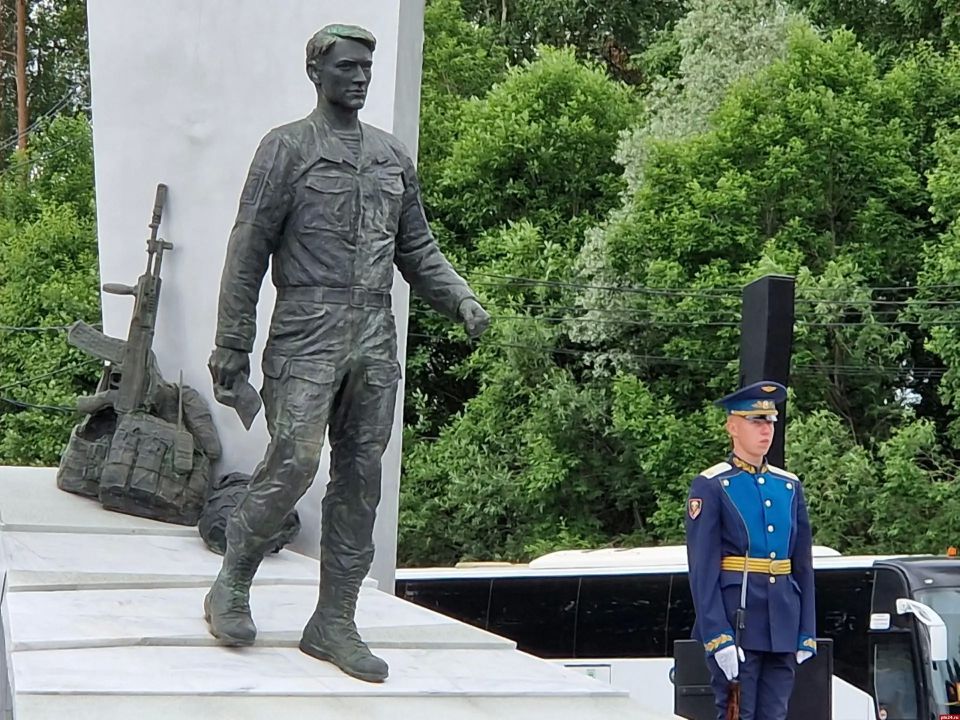 Мемориальный комплекс защитникам Отечества открыли на псковском кладбище «Белый Мох» Мемориальный комплекс защитникам Отечества открыли на псковском кладбище «Белый Мох»
