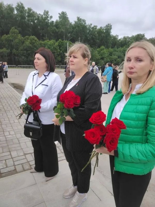 Сотрудники УФК по Псковской области приняли участие в торжественной церемонии открытия мемориального комплекса в честь защитников Отечества в деревне Белый Мох Сотрудники УФК по Псковской области приняли участие в торжественной церемонии открытия мемориального комплекса в честь защитников Отечества в деревне Белый Мох
