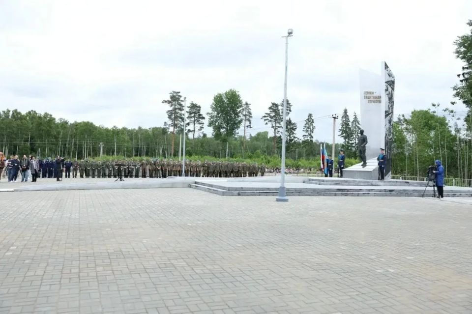 Сотрудники УФК по Псковской области приняли участие в торжественной церемонии открытия мемориального комплекса в честь защитников Отечества в деревне Белый Мох Сотрудники УФК по Псковской области приняли участие в торжественной церемонии открытия мемориального комплекса в честь защитников Отечества в деревне Белый Мох