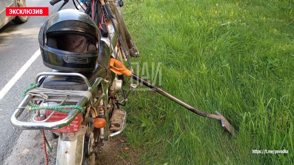 В Порховском районе, на трассе у остановки Шелонь-2, произошло столкновение мопеда и автомобиля Volkswagen В Порховском районе, на трассе у остановки Шелонь-2, произошло столкновение мопеда и автомобиля Volkswagen