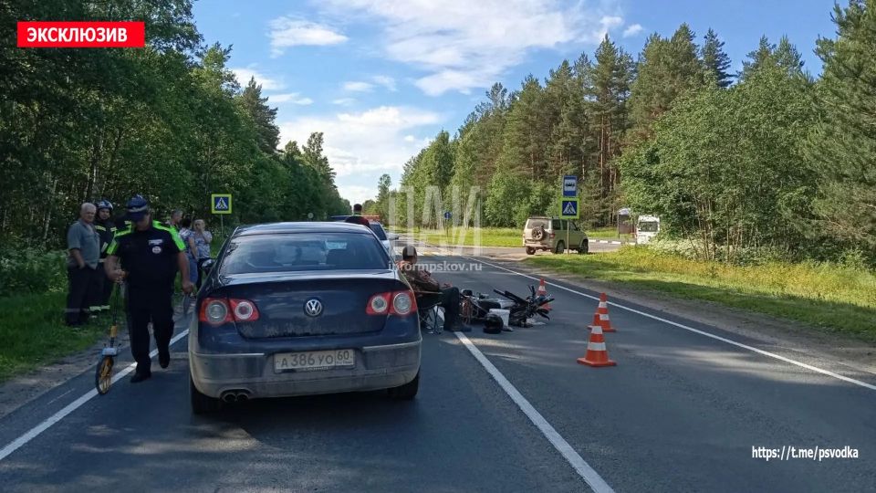 В Порховском районе, на трассе у остановки Шелонь-2, произошло столкновение мопеда и автомобиля Volkswagen В Порховском районе, на трассе у остановки Шелонь-2, произошло столкновение мопеда и автомобиля Volkswagen
