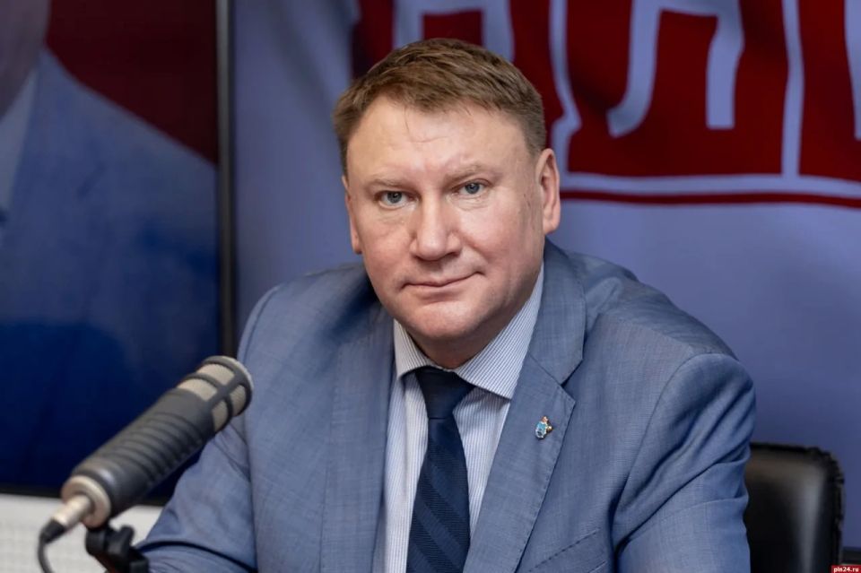 Вице-спикер Законодательного собрания Псковской области, председатель комитета по бюджету, финансам и налоговой политике Александр Братчиков сложил полномочия депутата