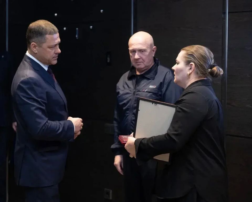 Михаил Ведерников: Орден Мужества передал семье погибшего участника специальной военной операции Максима ЕГОРОВА Полномочный представитель Президента РФ в СЗФО Игорь РУДЕНЯ Михаил Ведерников: Орден Мужества передал семье погибшего участника специальной военной операции Максима ЕГОРОВА Полномочный представитель Президента РФ в СЗФО Игорь РУДЕНЯ