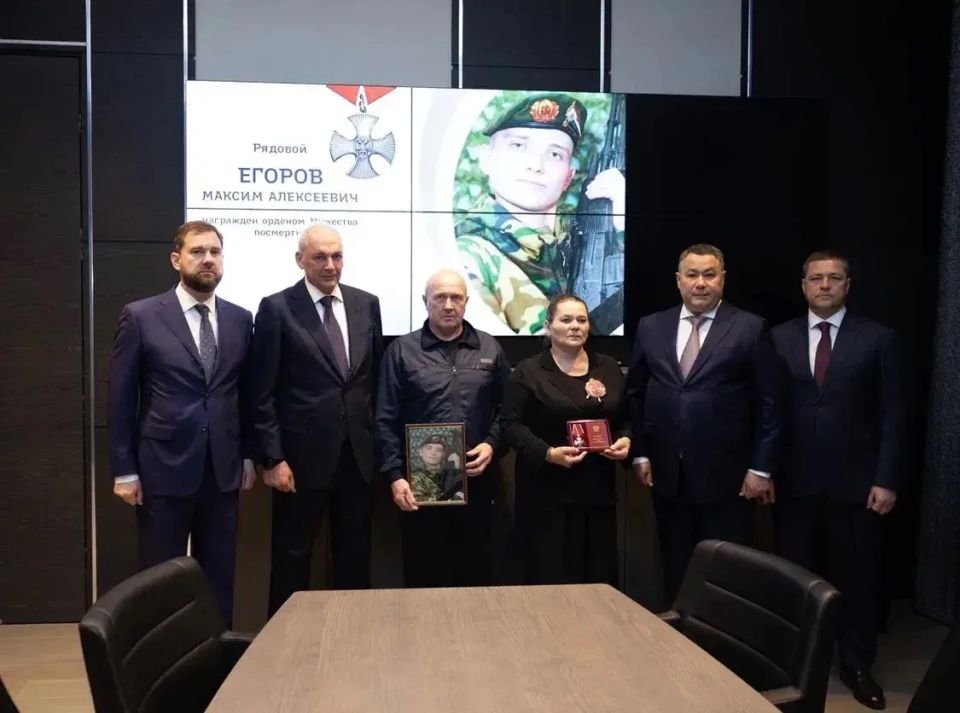 Михаил Ведерников: Орден Мужества передал семье погибшего участника специальной военной операции Максима ЕГОРОВА Полномочный представитель Президента РФ в СЗФО Игорь РУДЕНЯ Михаил Ведерников: Орден Мужества передал семье погибшего участника специальной военной операции Максима ЕГОРОВА Полномочный представитель Президента РФ в СЗФО Игорь РУДЕНЯ