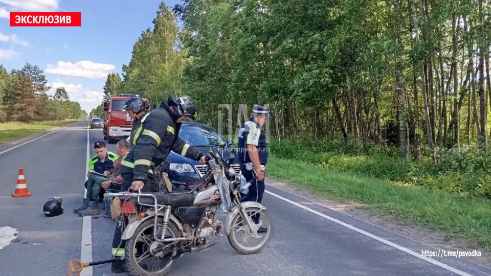 В Порховском районе, на трассе у остановки Шелонь-2, произошло столкновение мопеда и автомобиля Volkswagen В Порховском районе, на трассе у остановки Шелонь-2, произошло столкновение мопеда и автомобиля Volkswagen