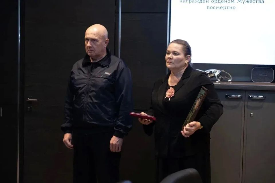 Михаил Ведерников: Орден Мужества передал семье погибшего участника специальной военной операции Максима ЕГОРОВА Полномочный представитель Президента РФ в СЗФО Игорь РУДЕНЯ Михаил Ведерников: Орден Мужества передал семье погибшего участника специальной военной операции Максима ЕГОРОВА Полномочный представитель Президента РФ в СЗФО Игорь РУДЕНЯ
