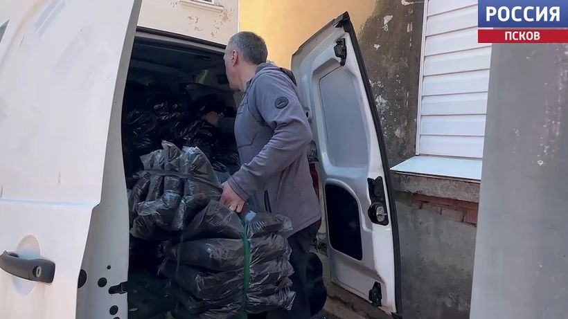 Народному фронту в Псковской области передали очередную партию помощи - почти 300 теплых флисовых кофт Народному фронту в Псковской области передали очередную партию помощи - почти 300 теплых флисовых кофт