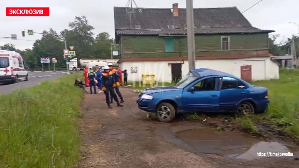 В Пскове, на улице Советской Армии у дома 149/10, водитель автомобиля Nissan не справился с управлением и совершил наезд на мачту освещения В Пскове, на улице Советской Армии у дома 149/10, водитель автомобиля Nissan не справился с управлением и совершил наезд на мачту освещения