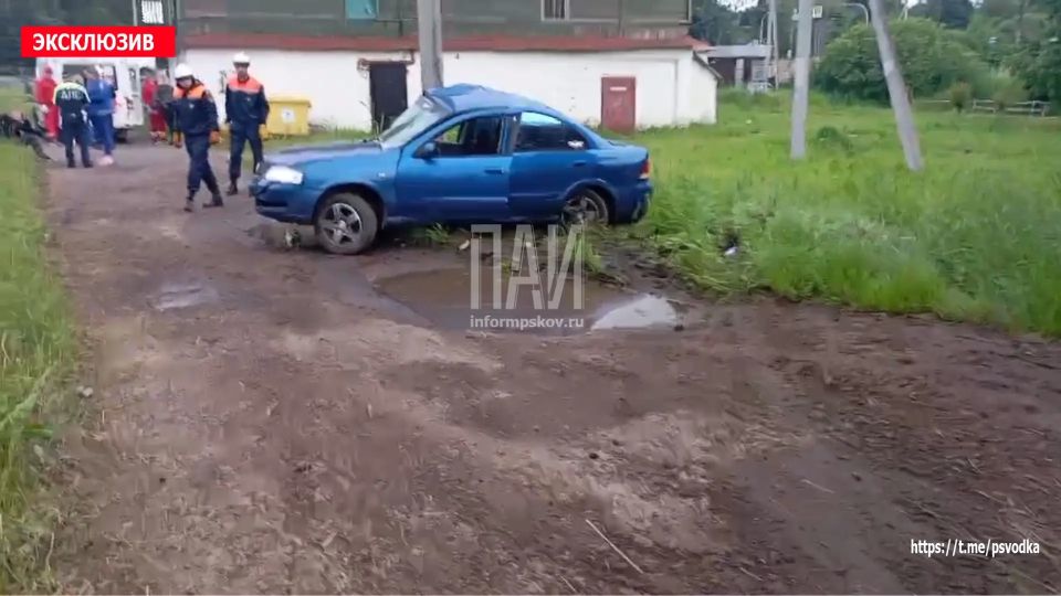 В Пскове, на улице Советской Армии у дома 149/10, водитель автомобиля Nissan не справился с управлением и совершил наезд на мачту освещения В Пскове, на улице Советской Армии у дома 149/10, водитель автомобиля Nissan не справился с управлением и совершил наезд на мачту освещения