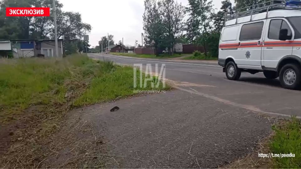 В Пскове, на улице Советской Армии у дома 149/10, водитель автомобиля Nissan не справился с управлением и совершил наезд на мачту освещения В Пскове, на улице Советской Армии у дома 149/10, водитель автомобиля Nissan не справился с управлением и совершил наезд на мачту освещения