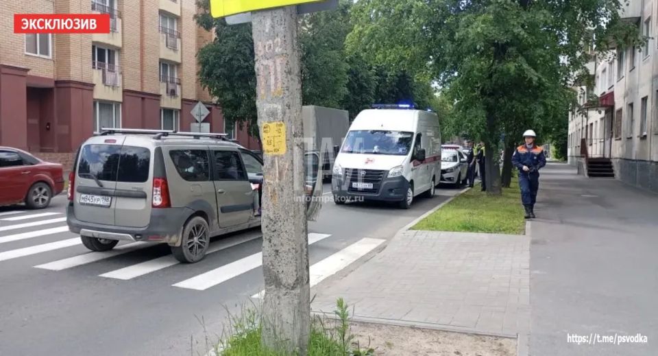 В Пскове, на улице Максима Горького, у дома №18, водитель автомобиля допустил наезд на двух девушек В Пскове, на улице Максима Горького, у дома №18, водитель автомобиля допустил наезд на двух девушек
