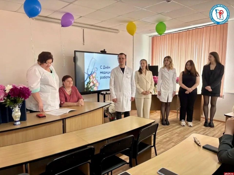 «Посвящение в медики»: в Порховской больнице поздравили молодых специалистов «Посвящение в медики»: в Порховской больнице поздравили молодых специалистов