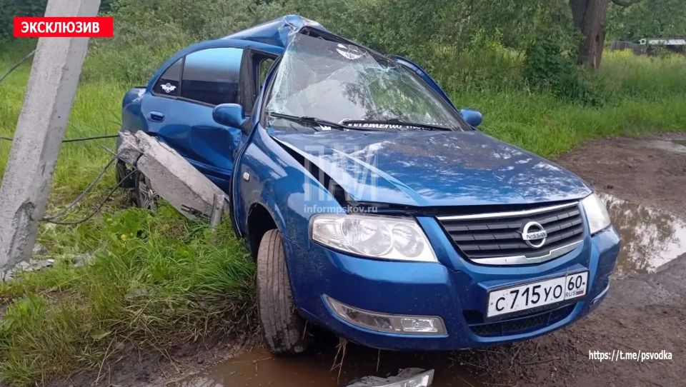 В Пскове, на улице Советской Армии у дома 149/10, водитель автомобиля Nissan не справился с управлением и совершил наезд на мачту освещения В Пскове, на улице Советской Армии у дома 149/10, водитель автомобиля Nissan не справился с управлением и совершил наезд на мачту освещения