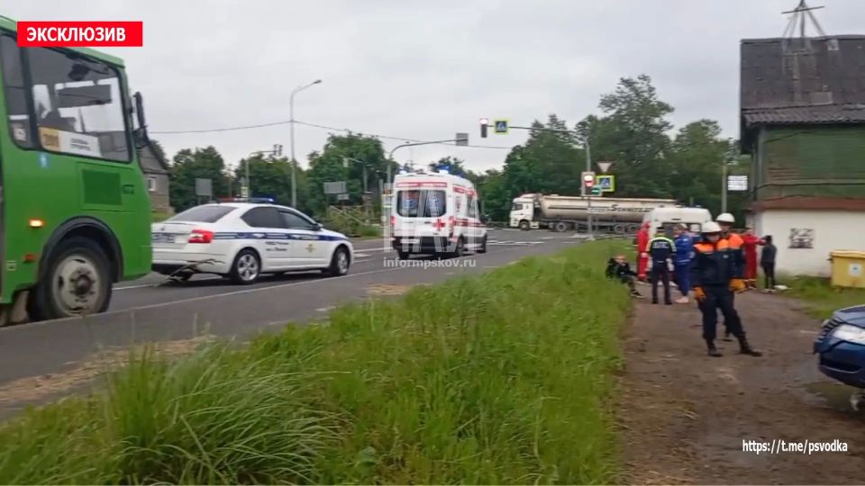 В Пскове, на улице Советской Армии у дома 149/10, водитель автомобиля Nissan не справился с управлением и совершил наезд на мачту освещения В Пскове, на улице Советской Армии у дома 149/10, водитель автомобиля Nissan не справился с управлением и совершил наезд на мачту освещения