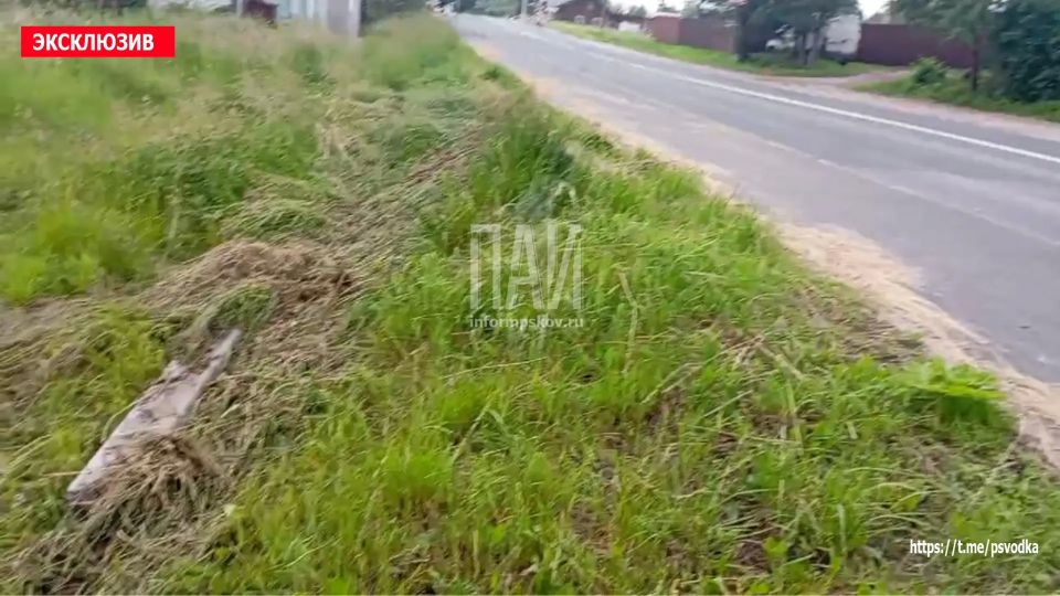 В Пскове, на улице Советской Армии у дома 149/10, водитель автомобиля Nissan не справился с управлением и совершил наезд на мачту освещения В Пскове, на улице Советской Армии у дома 149/10, водитель автомобиля Nissan не справился с управлением и совершил наезд на мачту освещения