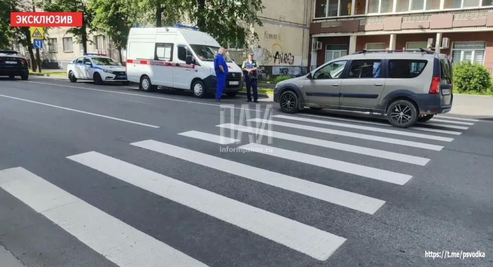 В Пскове, на улице Максима Горького, у дома №18, водитель автомобиля допустил наезд на двух девушек В Пскове, на улице Максима Горького, у дома №18, водитель автомобиля допустил наезд на двух девушек