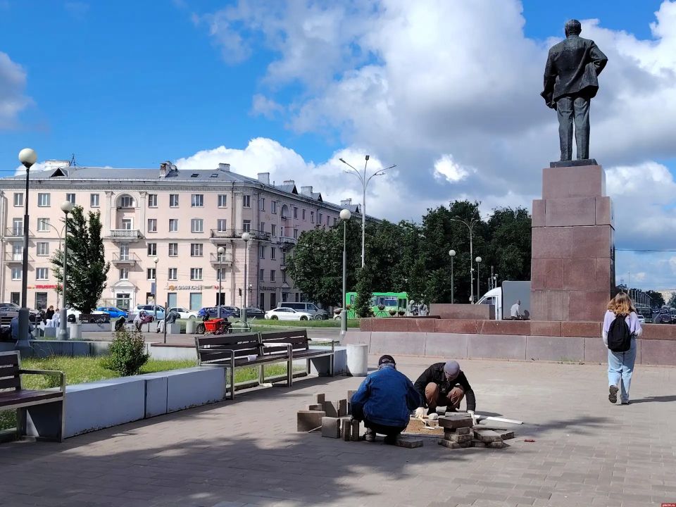Цветы высаживают на возрожденной клумбе возле ПсковГУ Цветы высаживают на возрожденной клумбе возле ПсковГУ
