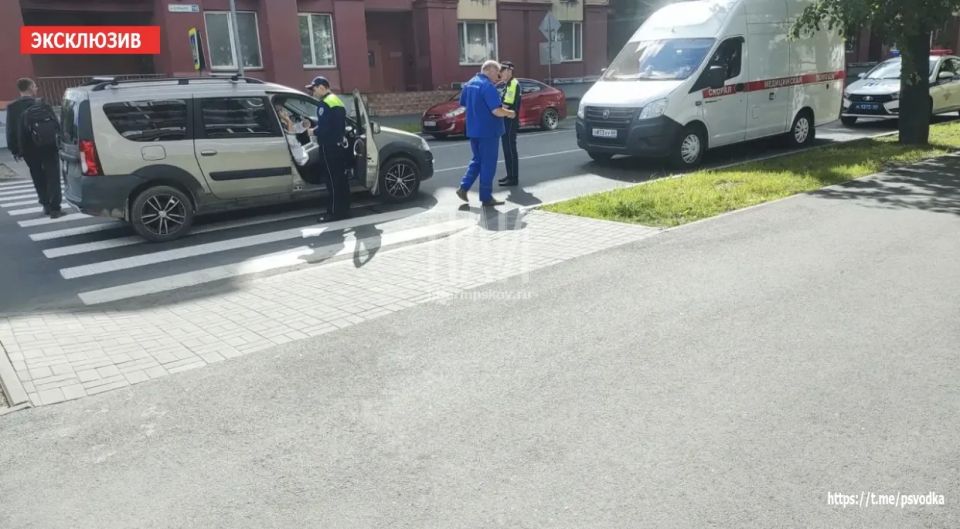 В Пскове, на улице Максима Горького, у дома №18, водитель автомобиля допустил наезд на двух девушек В Пскове, на улице Максима Горького, у дома №18, водитель автомобиля допустил наезд на двух девушек
